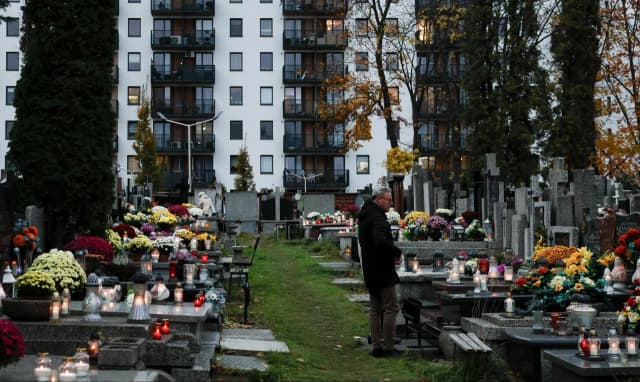 Ile kosztuje piwnica na cmentarzu? Odkryj ukryte koszty i opcje Ile kosztuje piwnica na cmentarzu? Odkryj ukryte koszty i opcje