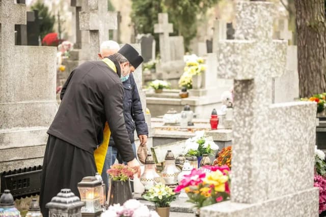 Ile kosztuje miejsce na cmentarzu w Ełku? Ceny i opcje, które musisz znać Ile kosztuje miejsce na cmentarzu w Ełku? Ceny i opcje, które musisz znać