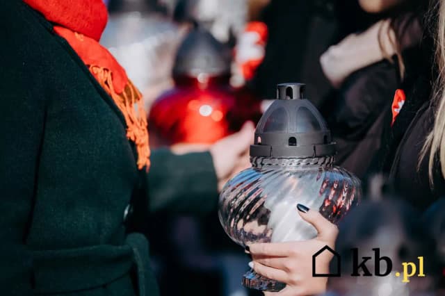 Dlaczego nie wolno palić zniczy na pogrzebie? Odkryj niebezpieczeństwa i przesądy Dlaczego nie wolno palić zniczy na pogrzebie? Odkryj niebezpieczeństwa i przesądy