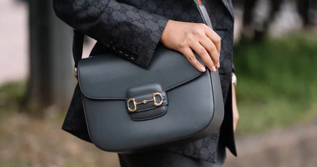 Jak się ubrać na pogrzeb latem, aby czuć się komfortowo i elegancko Jak się ubrać na pogrzeb latem, aby czuć się komfortowo i elegancko
