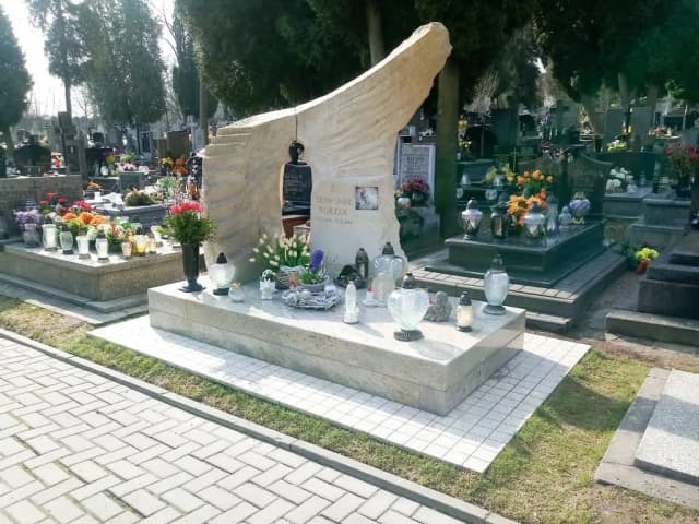 Co zamiast pomnika na cmentarzu? Odkryj nietypowe i ekologiczne opcje Co zamiast pomnika na cmentarzu? Odkryj nietypowe i ekologiczne opcje