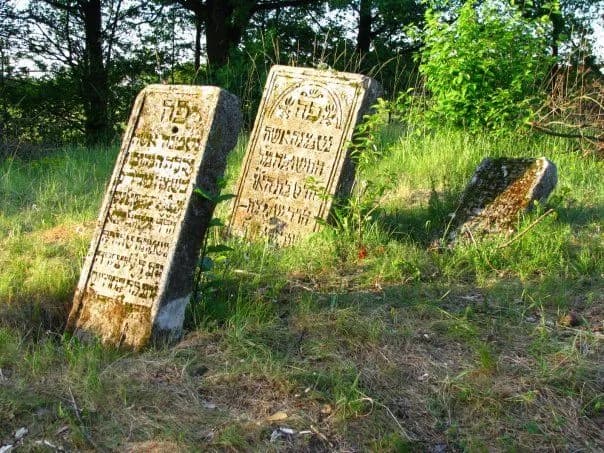 Co oznaczają kamienie na pomniku? Poznaj ich głęboką symbolikę Co oznaczają kamienie na pomniku? Poznaj ich głęboką symbolikę