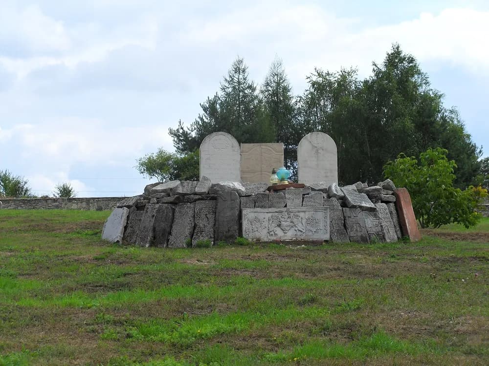 Co oznaczają kamyki na macewach? Odkryj ich głęboką symbolikę Co oznaczają kamyki na macewach? Odkryj ich głęboką symbolikę