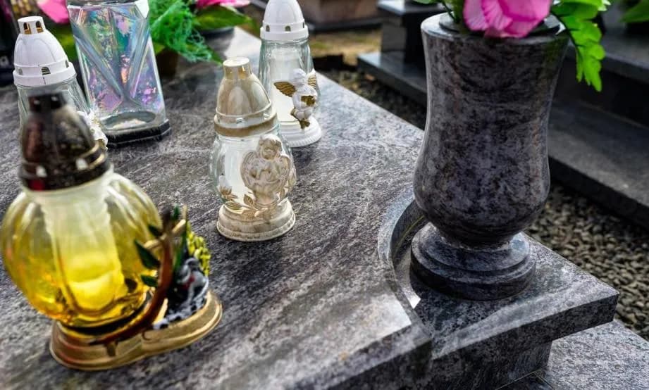 Jak odkleic wazon z pomnika granitowego - uniknij uszkodzeń i błędów Jak odkleic wazon z pomnika granitowego - uniknij uszkodzeń i błędów